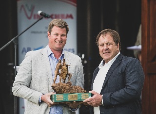 Vinpro chairman receives prestigious Pon van Zyl trophy